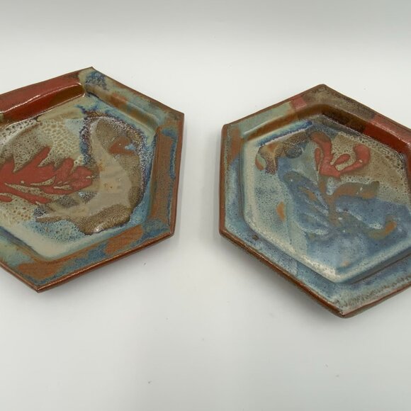 Set of 2 Signed Hexagon Blaisdell Pottery Plates Hand Painted Multicolor Glaze - Picture 3 of 8